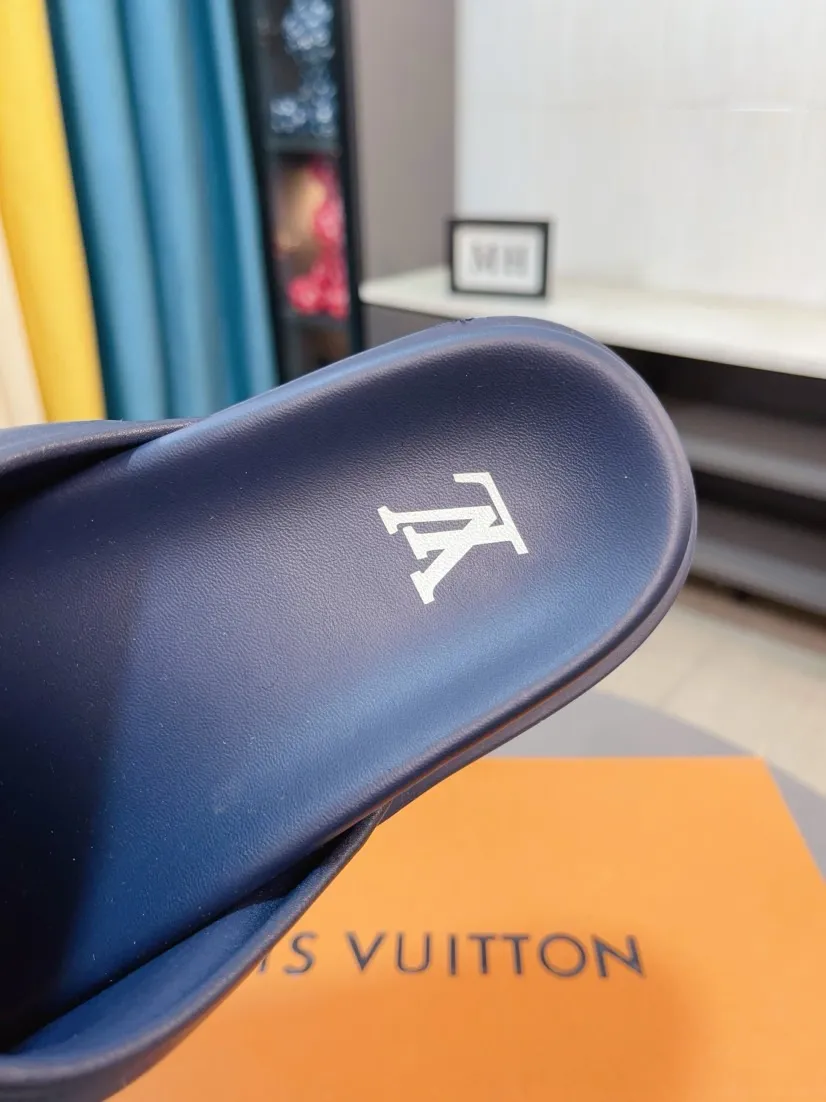 Men's shoes 💰360🌹🌹 (lv-Louis Vuitton) new men's sandals, high-end boutique, exquisite embossed logo decoration on the upper, fine workmanship, super soft soles, casual, loose and comfortable, a must-have in summer! \nsize：38-44
